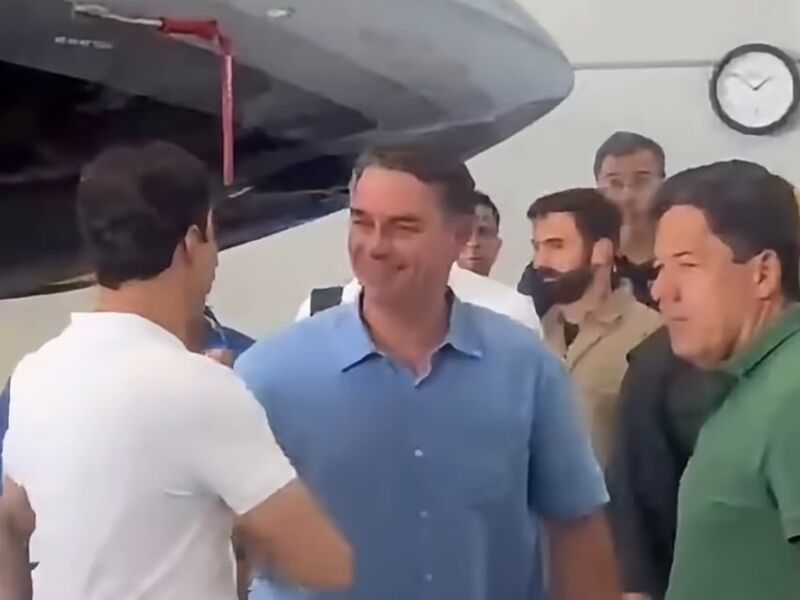 Flávio Bolsonaro desembarca no Recife para atos de campanha