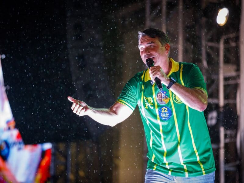 Flávio Bolsonaro leva ataques ao STF e propostas de segurança a ato no Recife