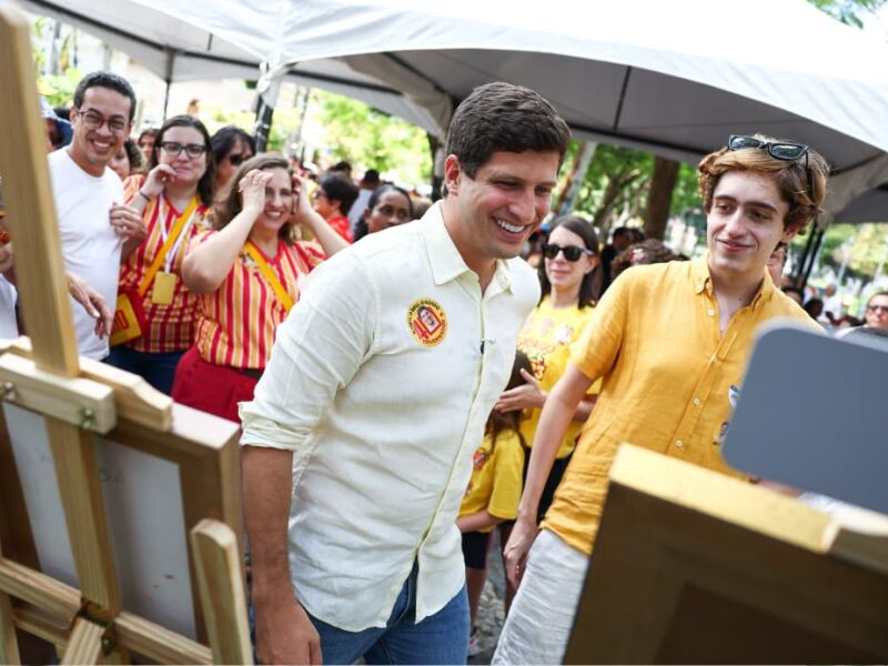 João Campos participa de evento cultural e apresenta propostas para o setor