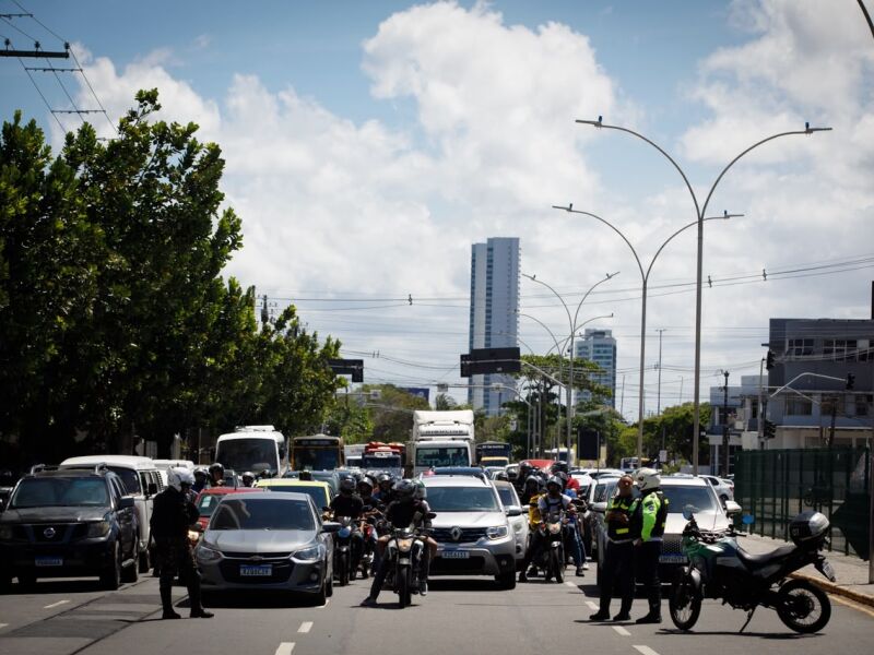 Montagem de estrutura para ato de Lula causa lentidão no trânsito do Recife