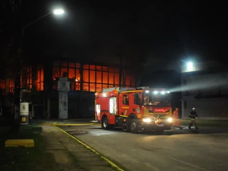 Incêndio na UFPE: esquerda pede investigação, e direita se defende