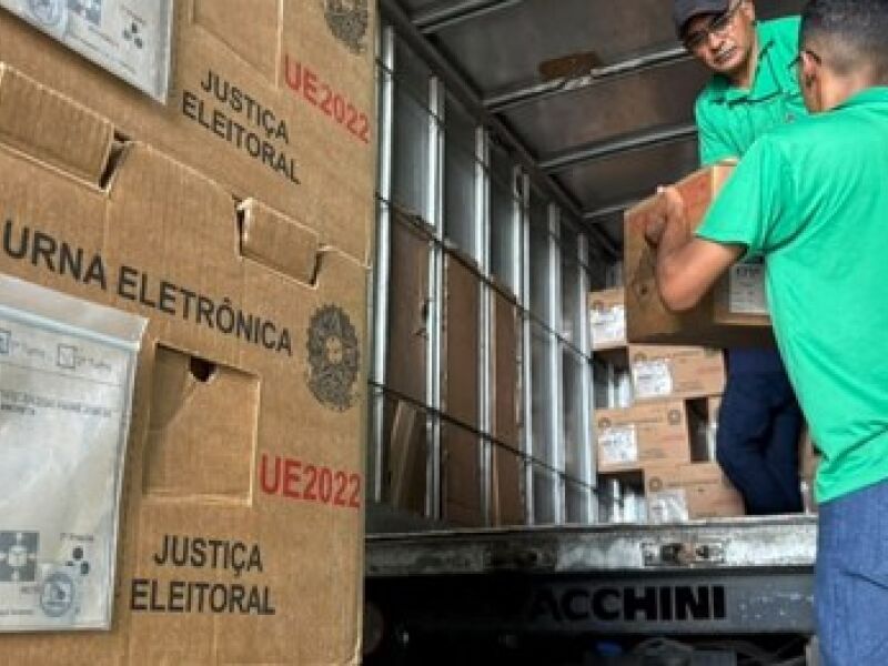 TRE-PE começa a carregar veículos com as 22,6 mil urnas do segundo turno