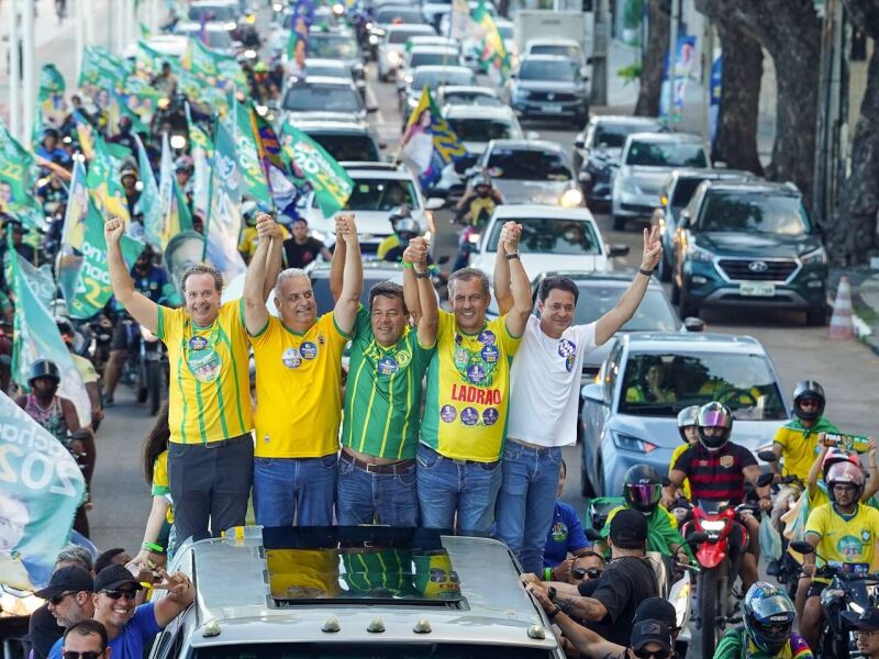 Alfredo Gaspar encerra campanha junto a candidatos da direita na Avenida Boa Viagem