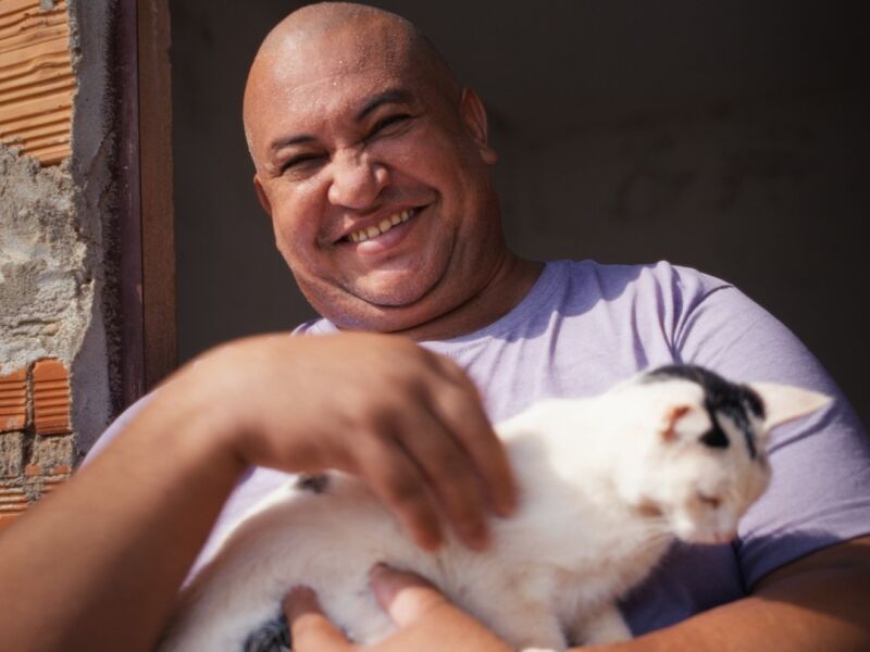 Edimar se decepcionou com um relacionamento de IA, mas encontrou um amor felino para chamar de seu