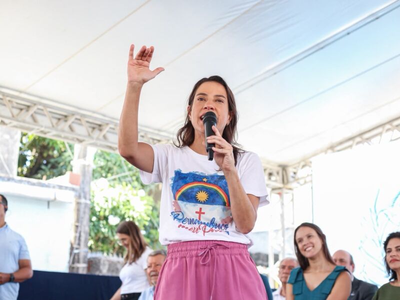 Governadora Raquel Lyra entrega casas reformadas no Recife em primeira agenda de rua após reeleição