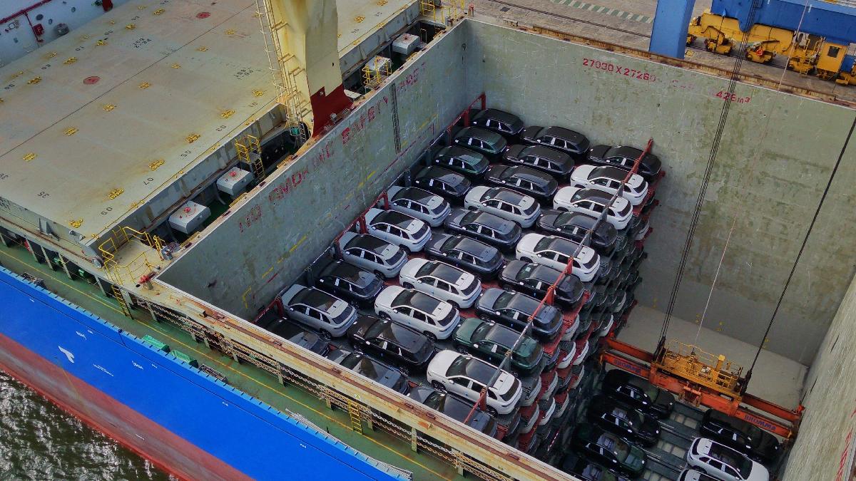 Leapmotor estreia logística inédita no RJ e já desembarca mais de 1.800 carros elétricos