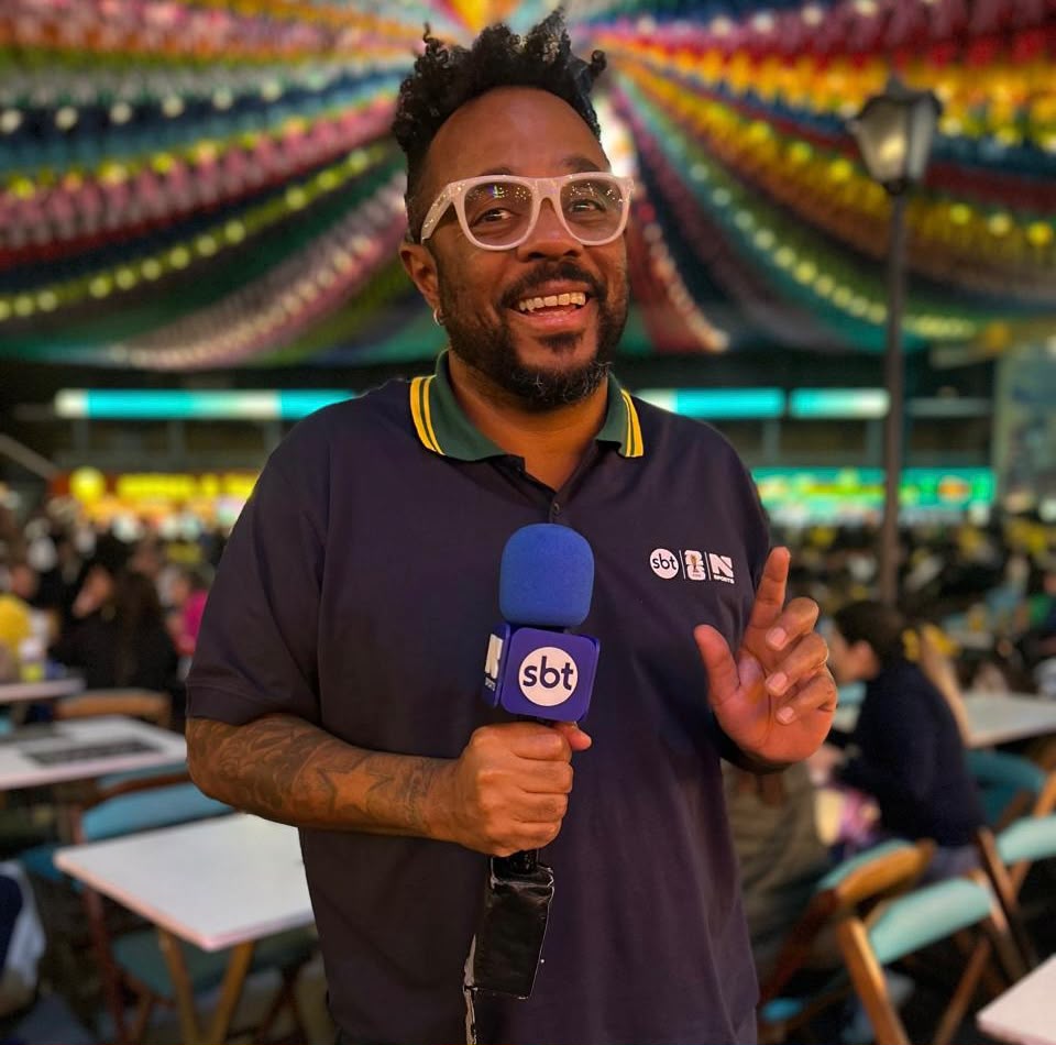 Marcelo Marrom ganha espaço no SBT e vive nova fase com humor e música