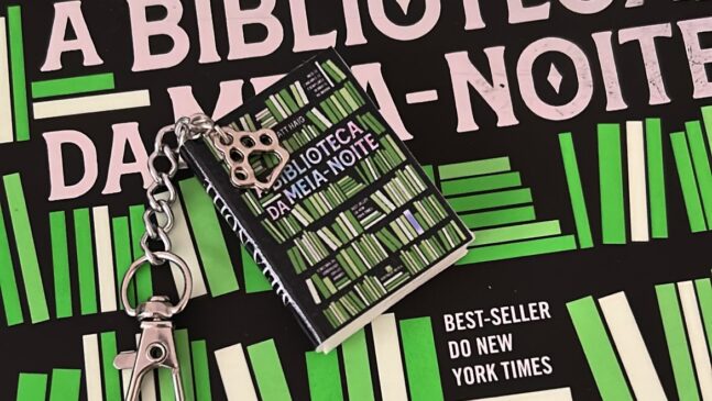 De Clarice a Dostoiévski, livros-chaveiros se tornam febre na Bienal de São Paulo, tomam conta das editoras e se destacam pelo capricho