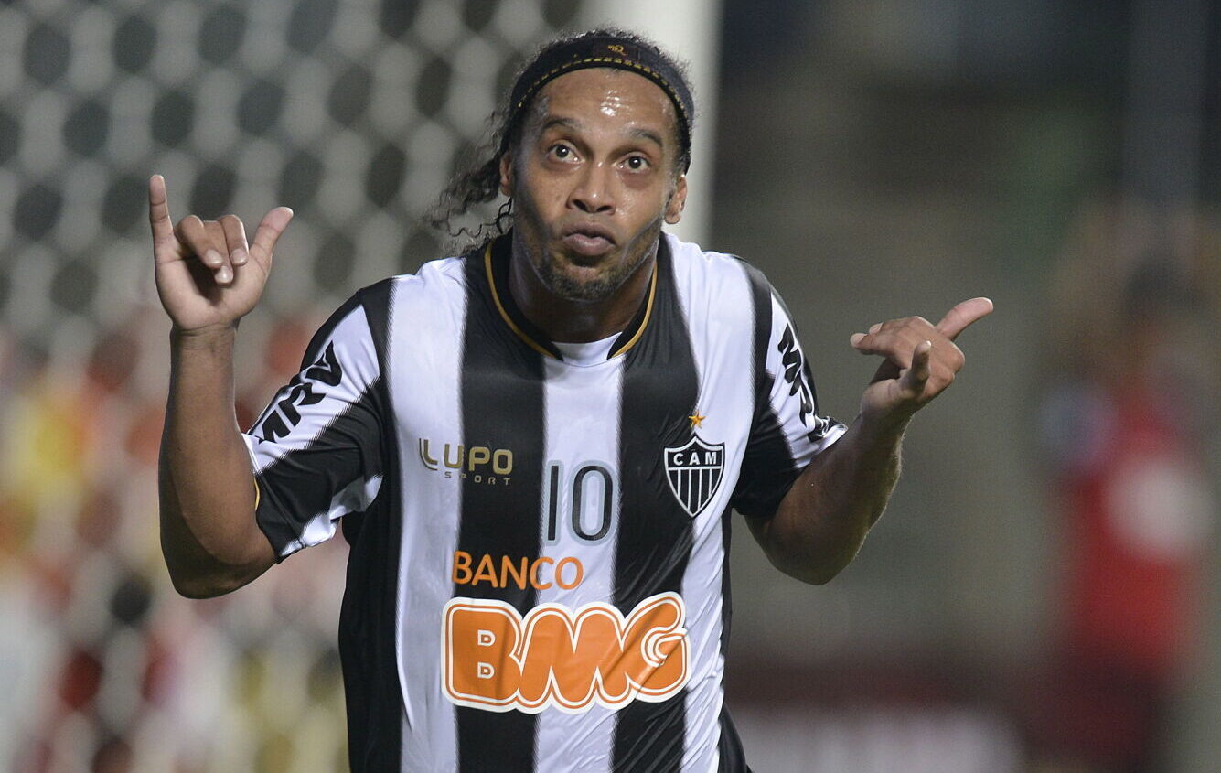 Aos 46 anos, Ronaldinho retorna ao futebol para jogar na 3a divisão italiana