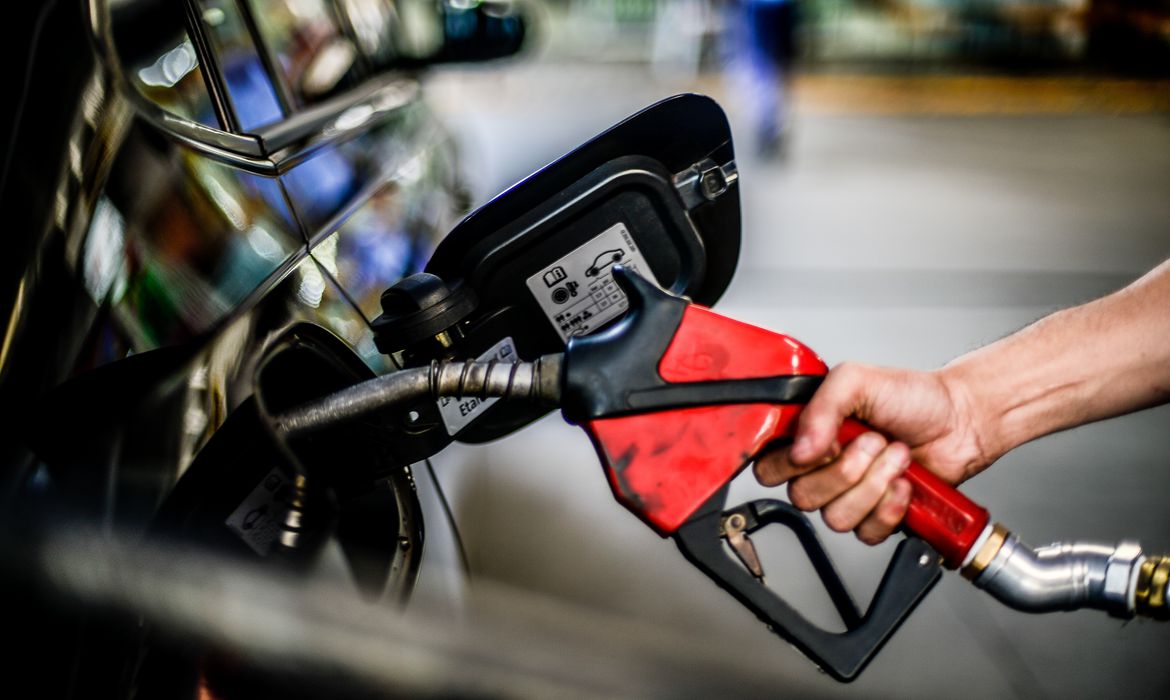 Governo diz ter usado alta do petróleo para conter combustíveis