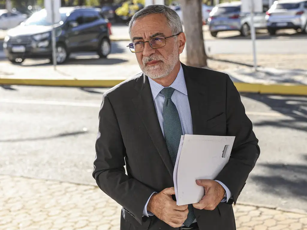 Governo Lula vai monitorar clima com Milei para definir retorno de embaixador à Argentina