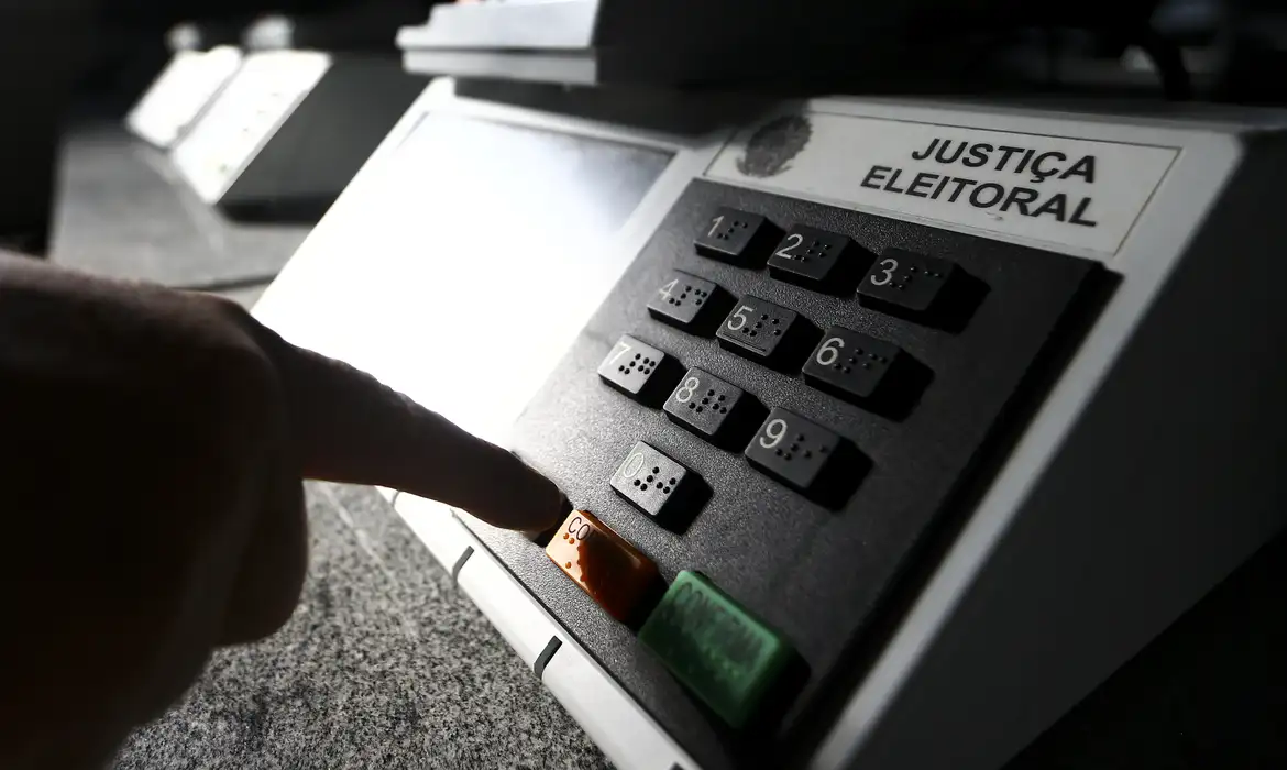 Apesar do efeito ICE, votação ocorre sem incidentes nos EUA