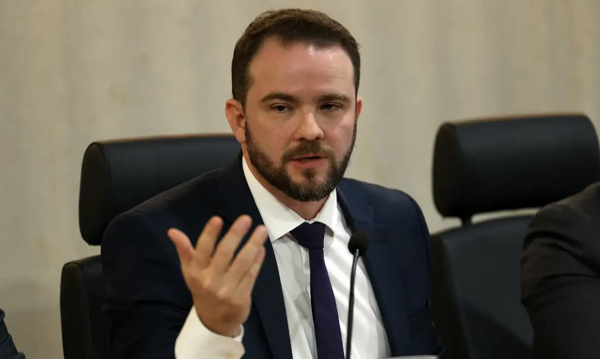 Juros pagos pelo Tesouro são muito altos, e tema precisa ser solucionado, diz Durigan