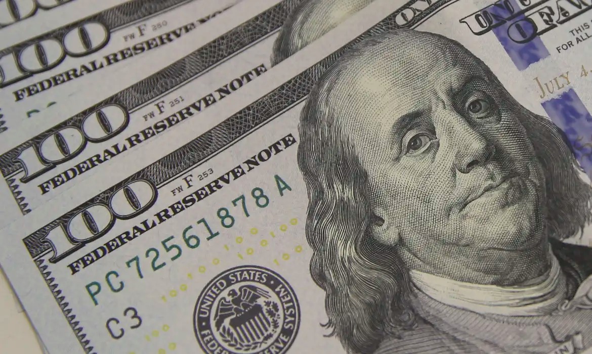 Dólar vai a R$ 5,08 com cenário eleitoral e tombo do petróleo