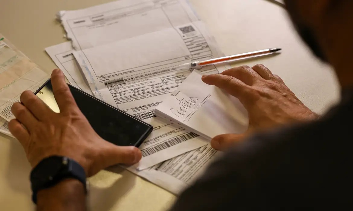 Juros, inflação e endividamento altos freiam efeitos do pacote de ‘bondades’ do governo