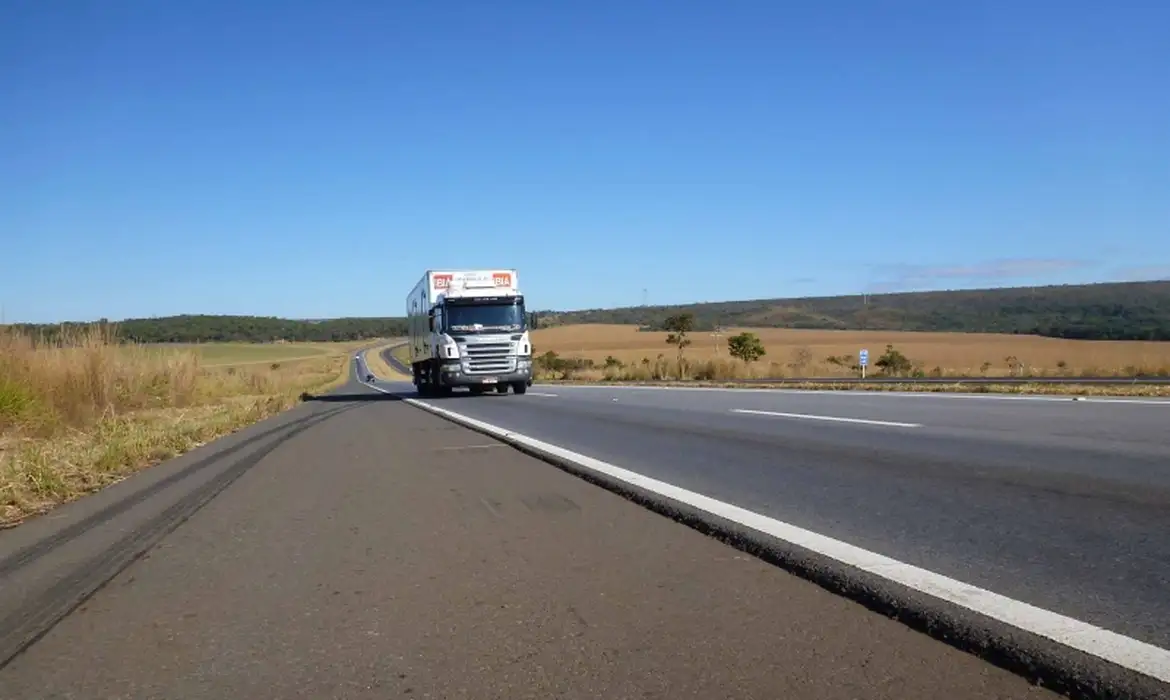 CNT envia plano a presidenciáveis e defende R$ 2 tri em investimentos nos transportes
