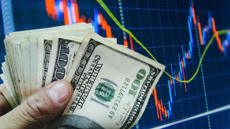 Dólar tem forte alta e Bolsa oscila após decisões de juros no Brasil e nos EUA