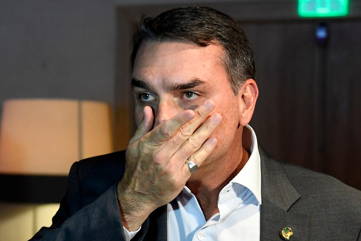 Flávio Bolsonaro diz não entender tanto de economia e pergunta a Dani Marques sobre Selic