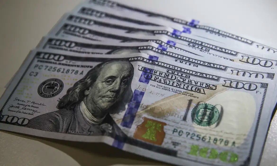 Dólar abre em leve queda após anúncio de acordo de paz entre EUA e Irã