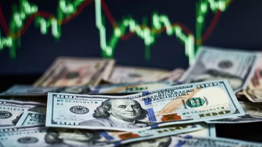 Dólar abre em queda com decisão de juros do Copom no radar