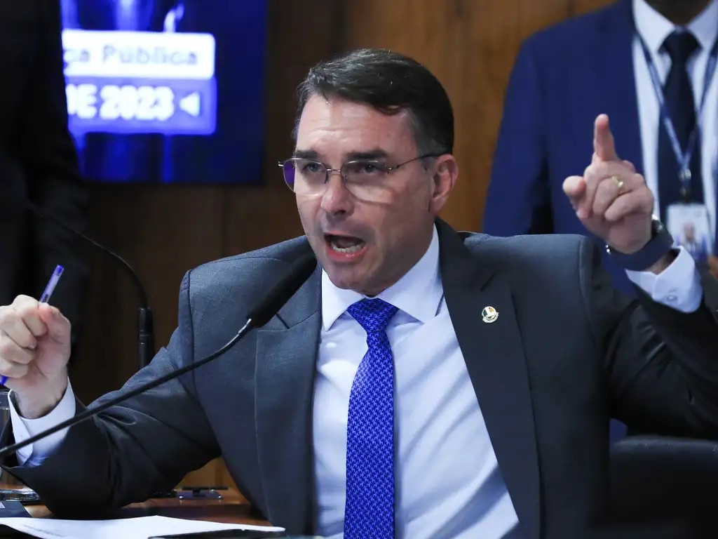 Flávio Bolsonaro diz que defender mulher de covarde e vagabundo é pauta da direita