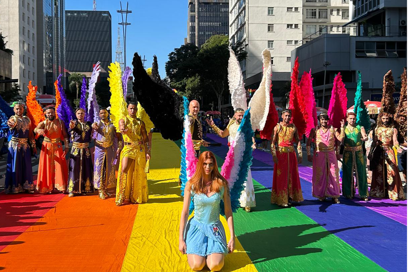 Parada LGBT+ reforça distância da direita e contrasta com Marcha para Jesus
