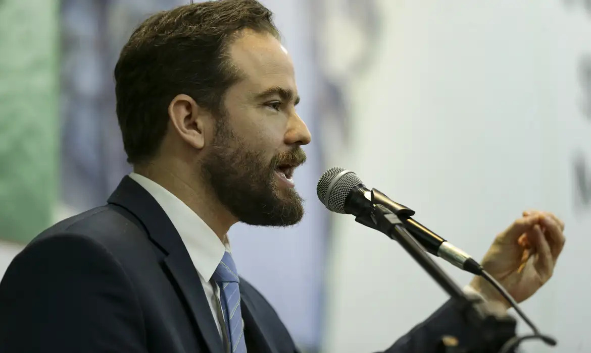 Durigan diz que Brasil não pode continuar com a maior taxa de juros do mundo
