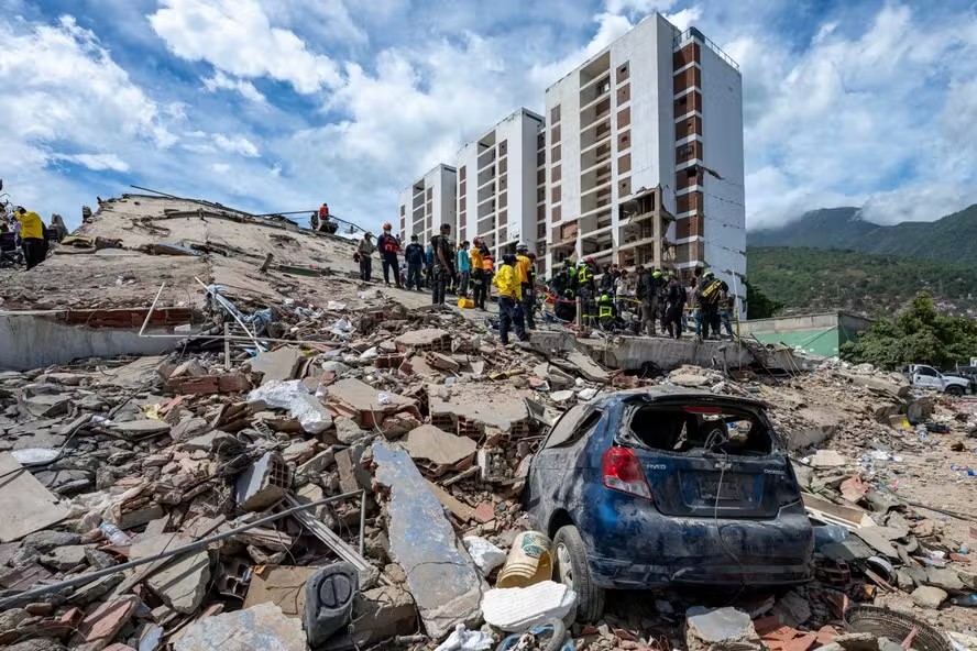 Polícia prende e expulsa agentes acusados de roubar bens de valor achados em destroços na Venezuela