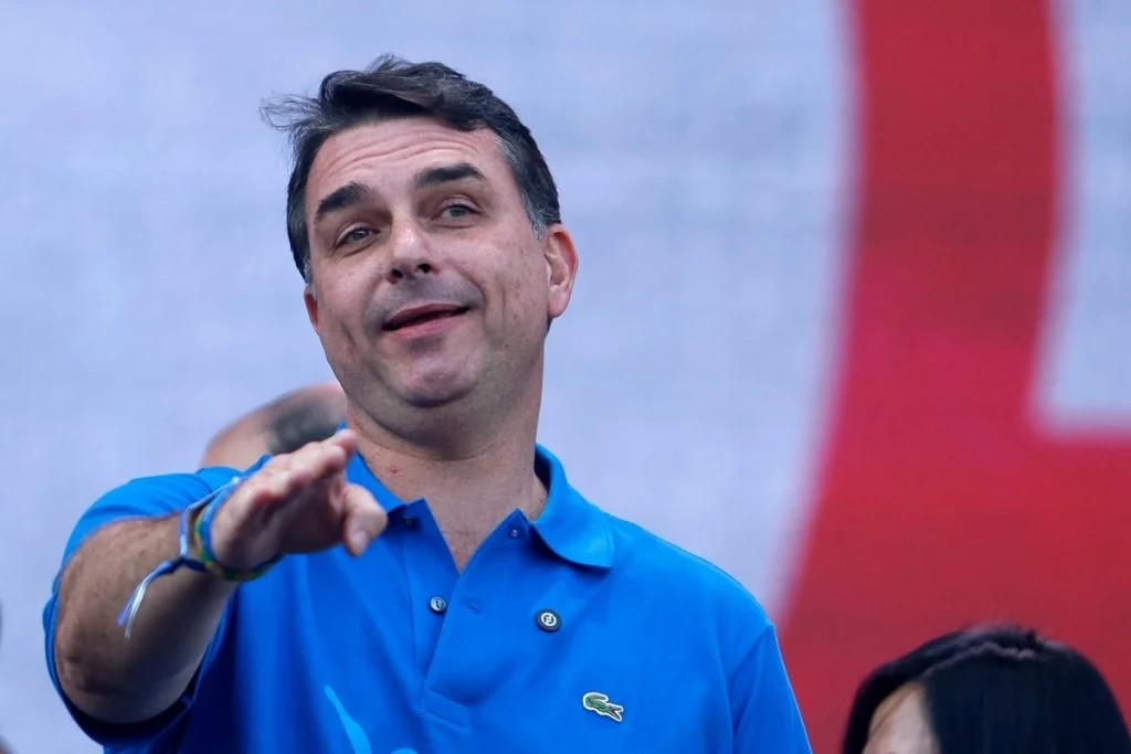 Flávio tenta contornar crise, mas chama Michelle de 'desinformada'