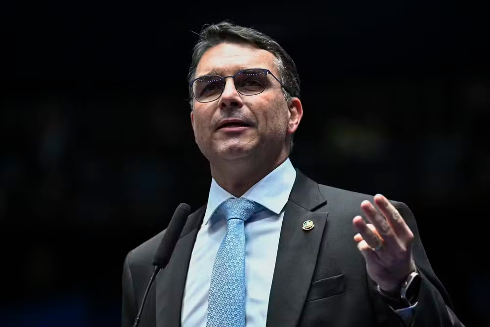 Flávio diz que vai aos EUA defender Pix, após enviar dossiê ao país