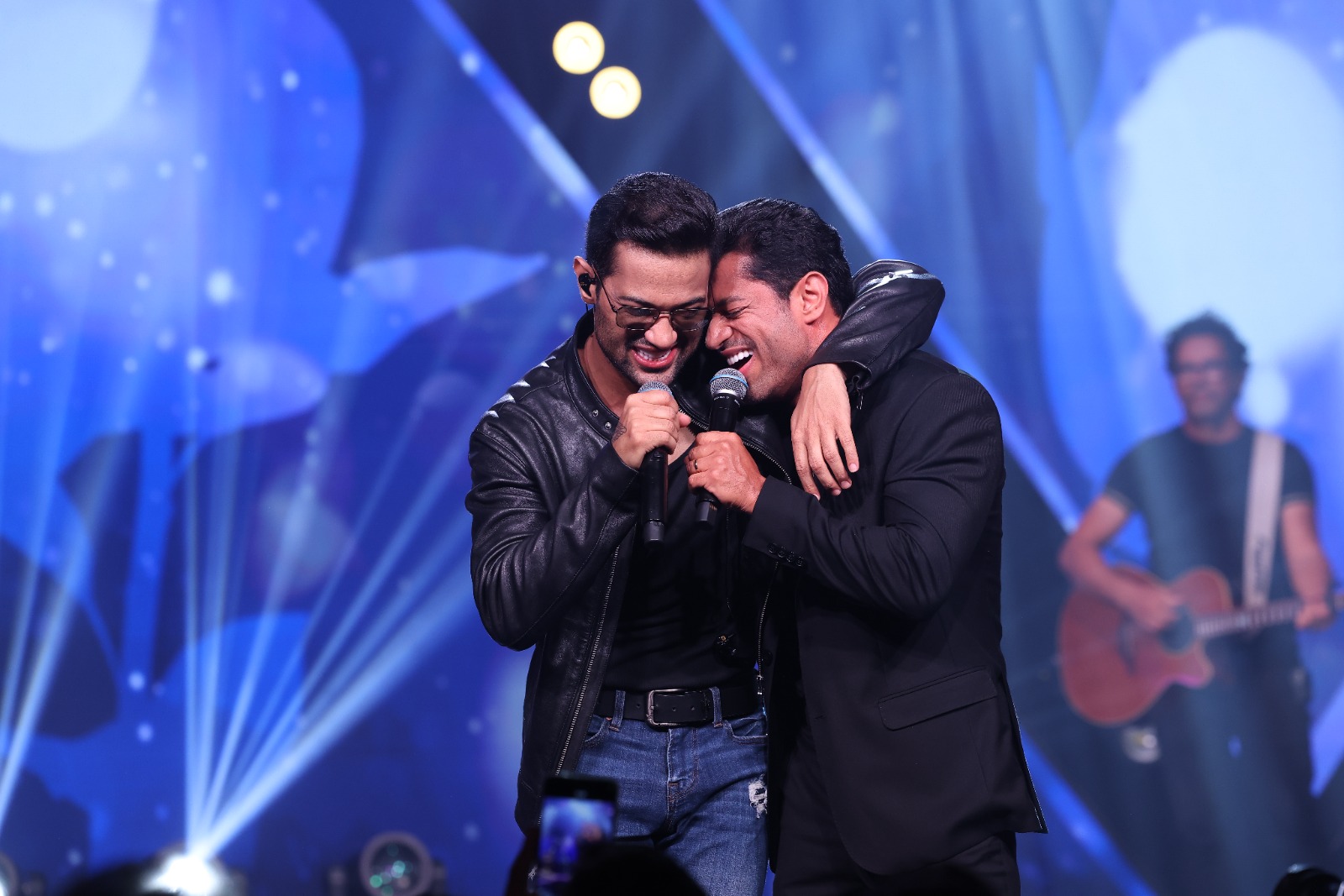 Edy Britto & Samuel emplacam "Romance Rosa" no Top 4 das rádios do Brasil