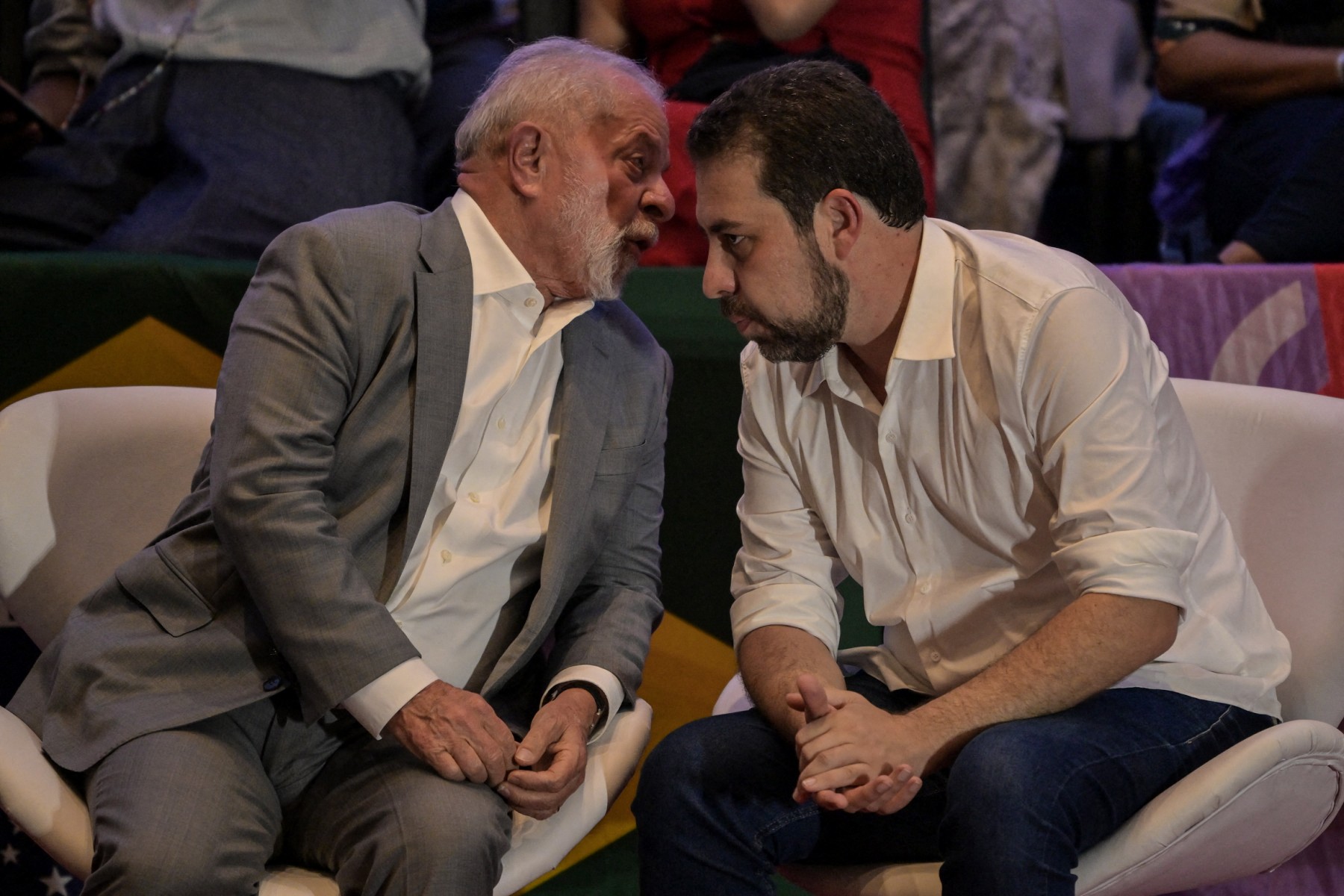 Ao lado de Lula, Boulos adota discurso do nós contra eles em evento do MTST