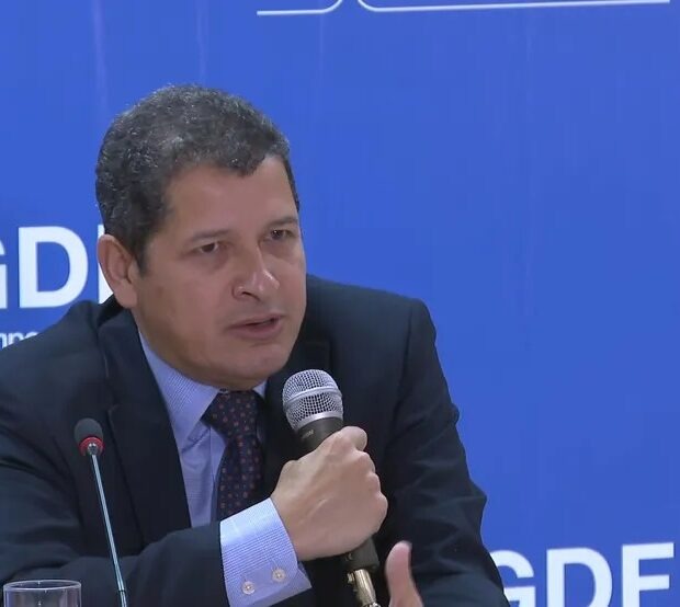 Ex-secretário de Segurança tem Wasny ao seu lado