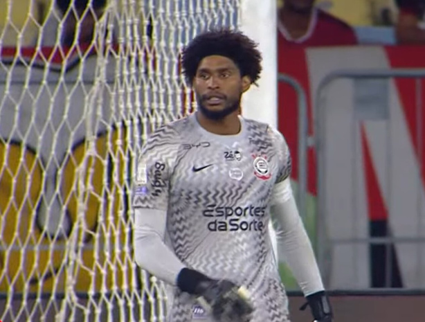 Goleiro do Corinthians elogia a equipe pela postura no primeiro tempo e valoriza dupla de zagueiros