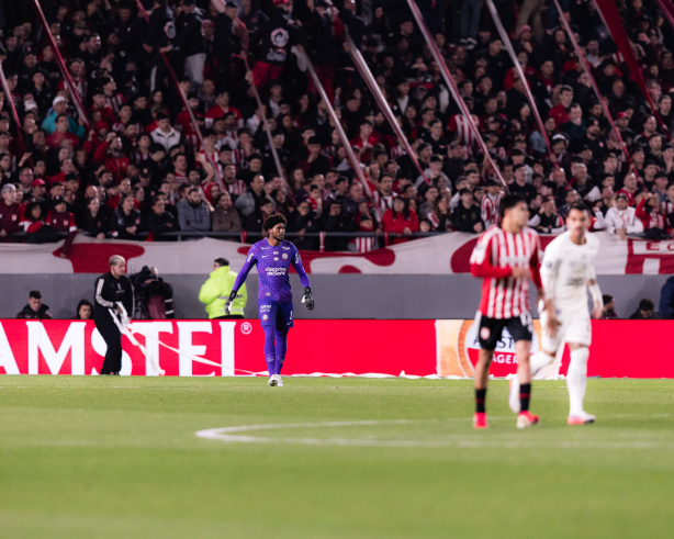 Goleiro é eleito o craque do Corinthians em empate pelas quartas de final da Libertadores