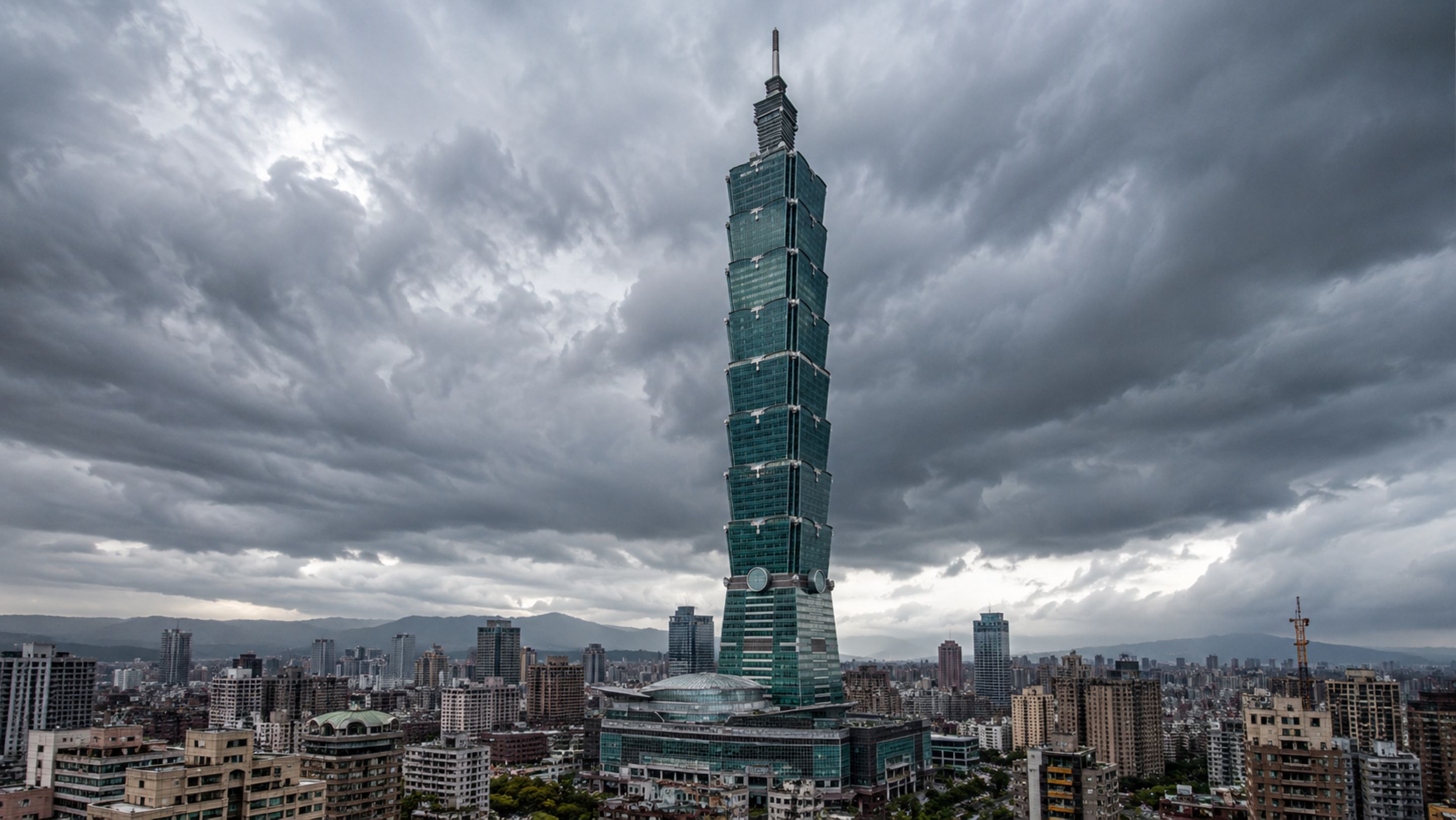 O prédio à prova de terremoto que usa uma bola gigante de 660 toneladas para sobreviver a abalos extremos