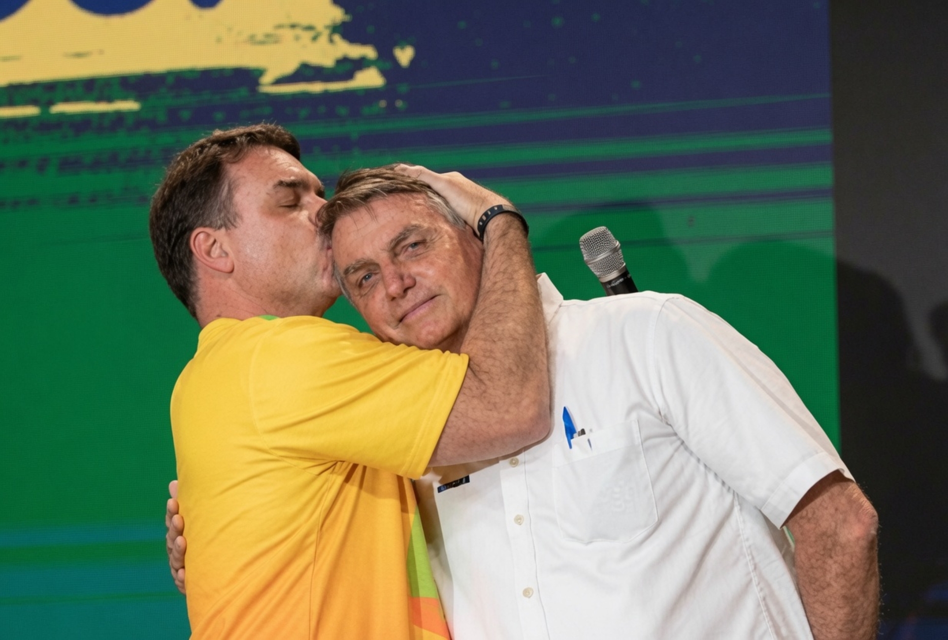 Defesa de Bolsonaro contesta proibição a visitas de Flávio