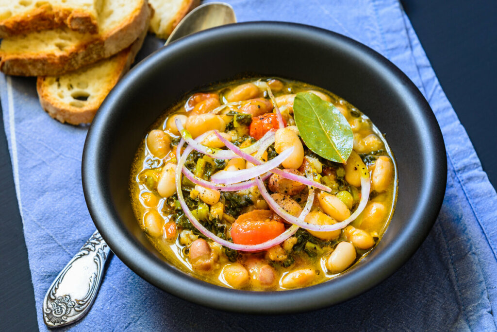 9 receitas de sopas leves para manter a dieta nos dias frios