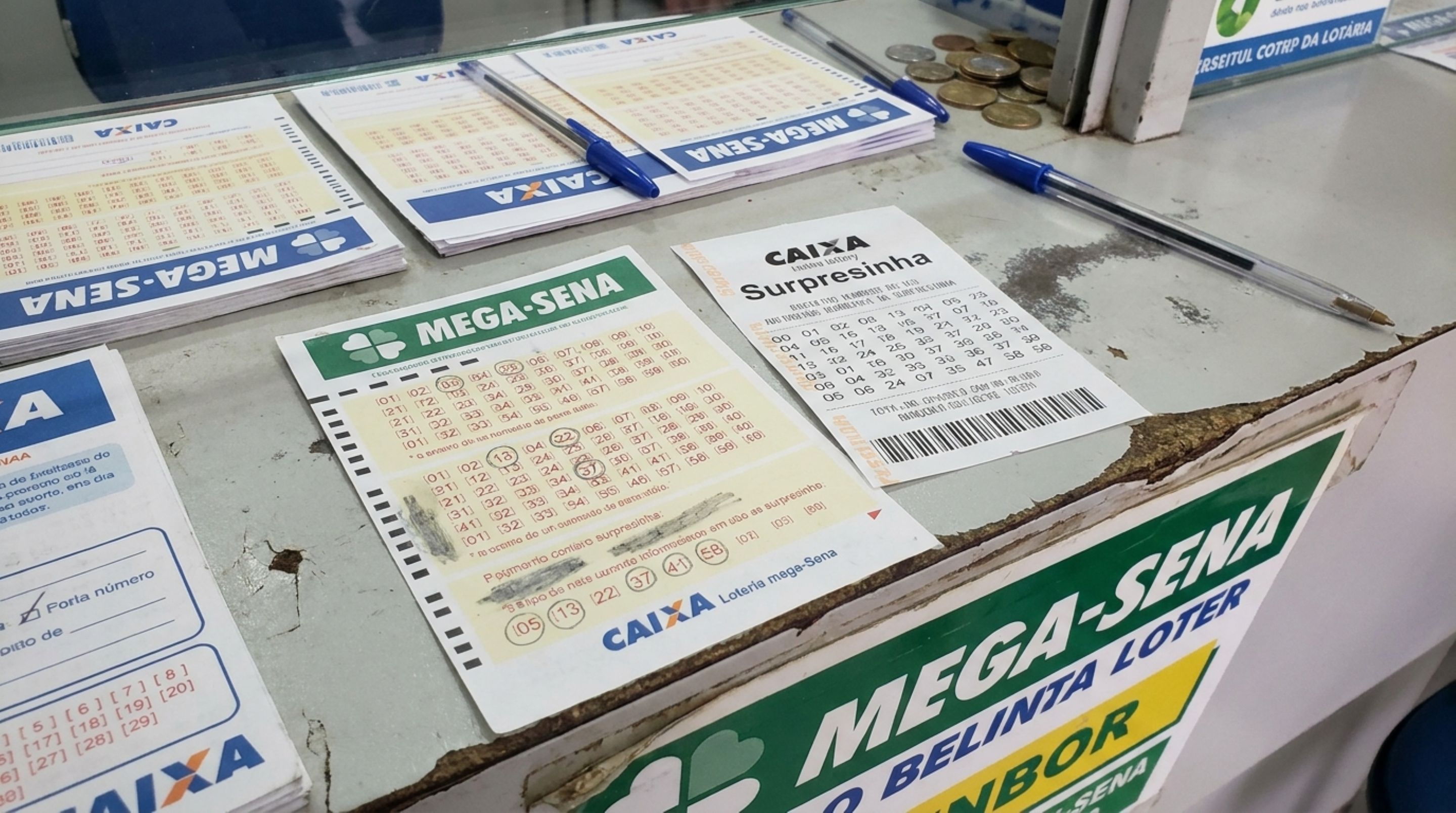 A psicologia explica por que pessoas que escolhem cada número da Mega-Sena preferem a própria combinação à Surpresinha, mesmo que controlar o volante não signifique controlar o resultado