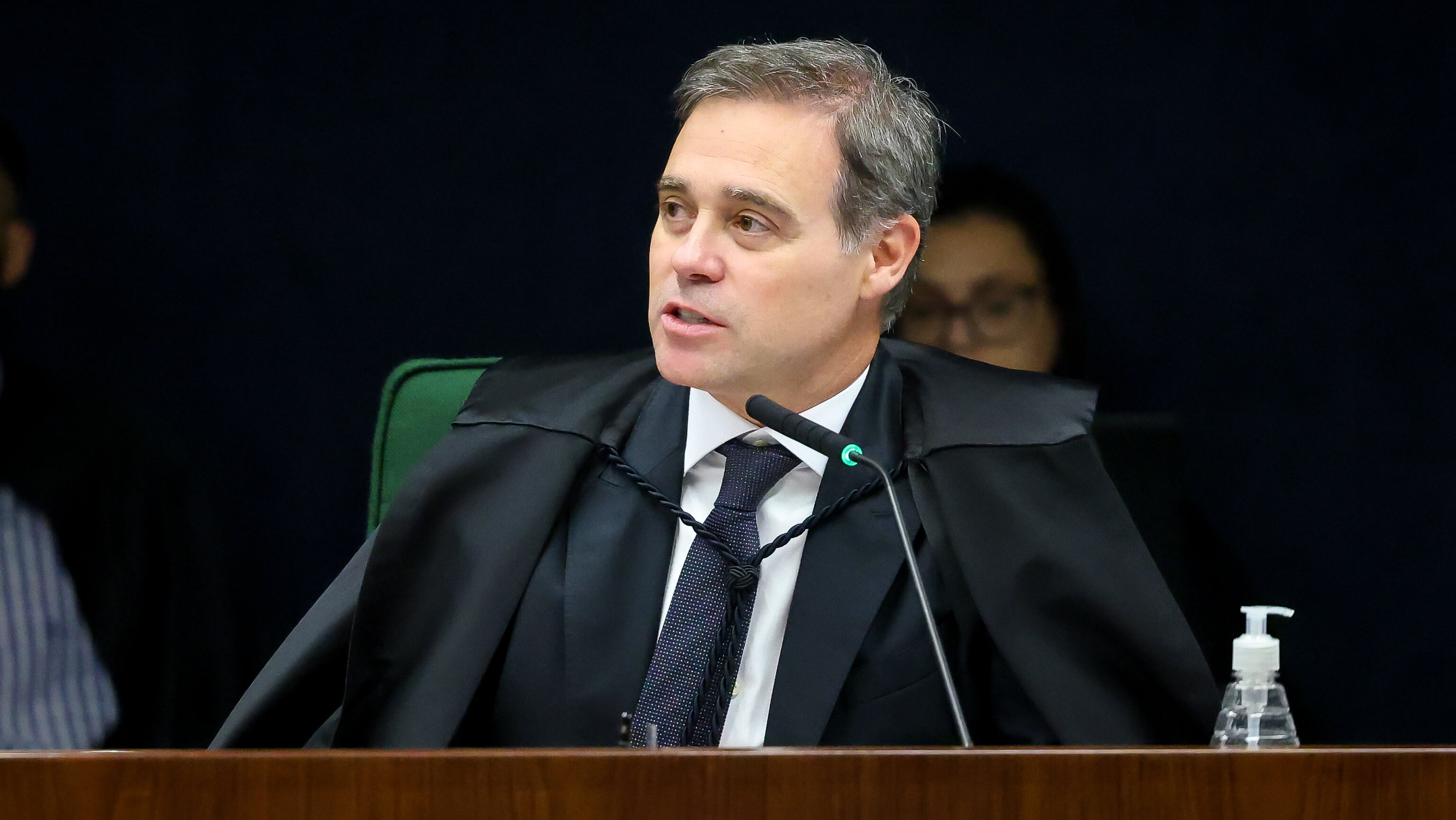 Mendonça manda redes apagarem posts sobre Flávio Bolsonaro e Nossa Senhora
