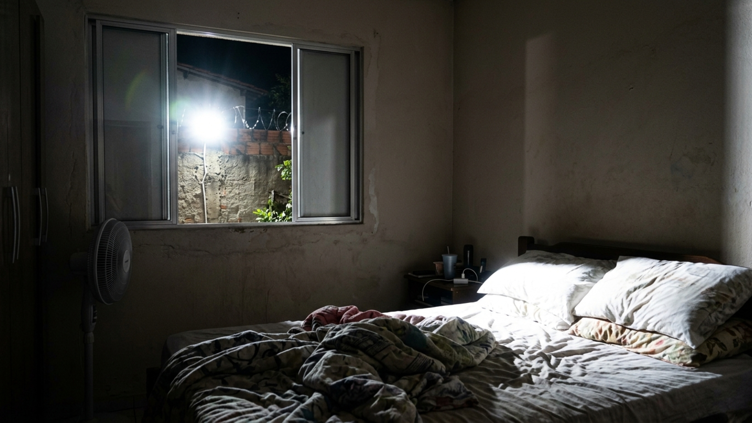 Refletor instalado para proteger um quintal ilumina o quarto de outra casa, e responsável exige que a família compre cortinas para resolver o incômodo