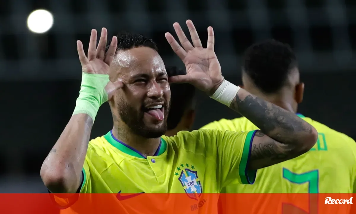 Neymar cumpre o treino na íntegra