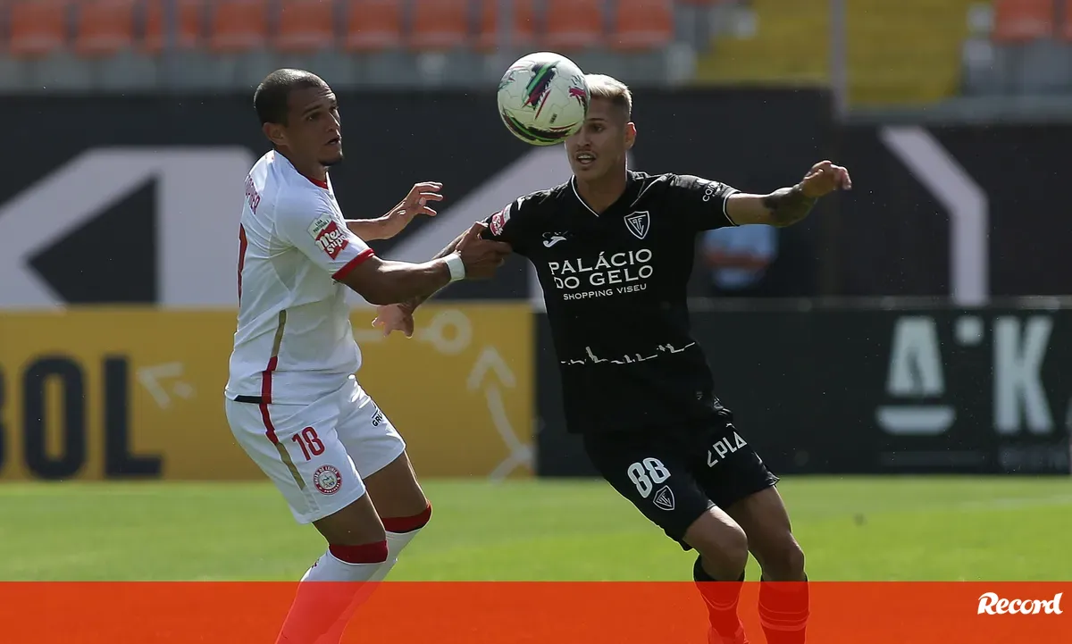 Marquinho volta à base