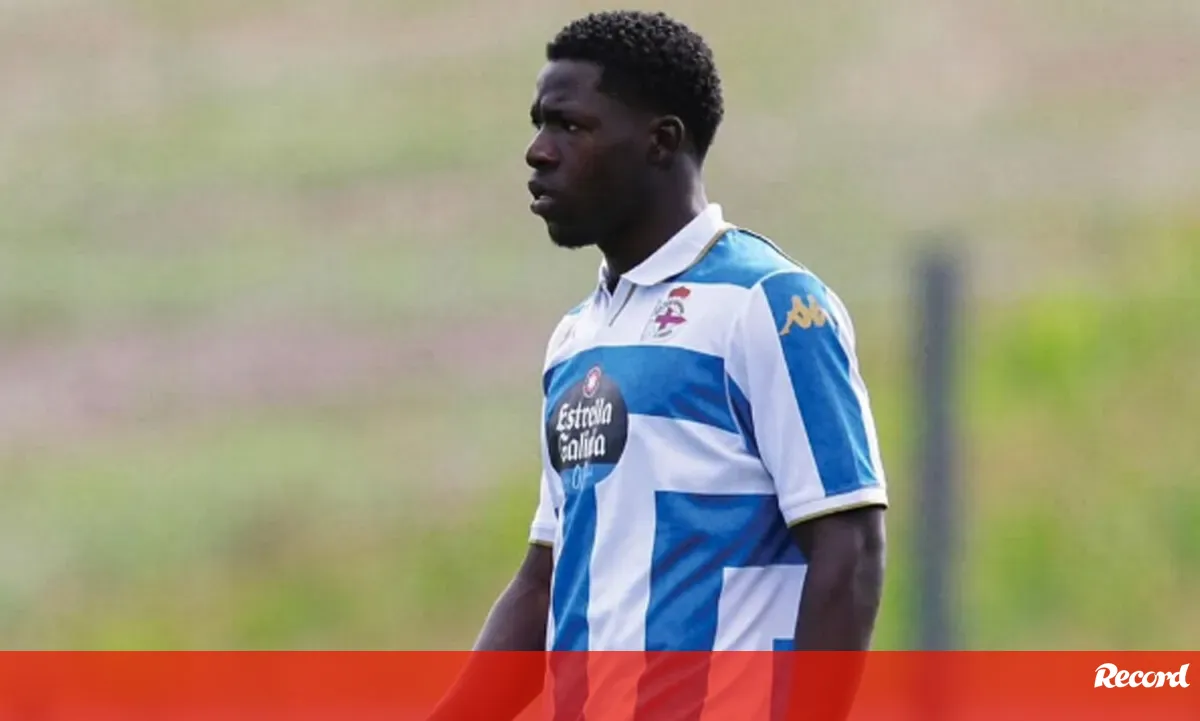 Alioune Mané a caminho da Académica