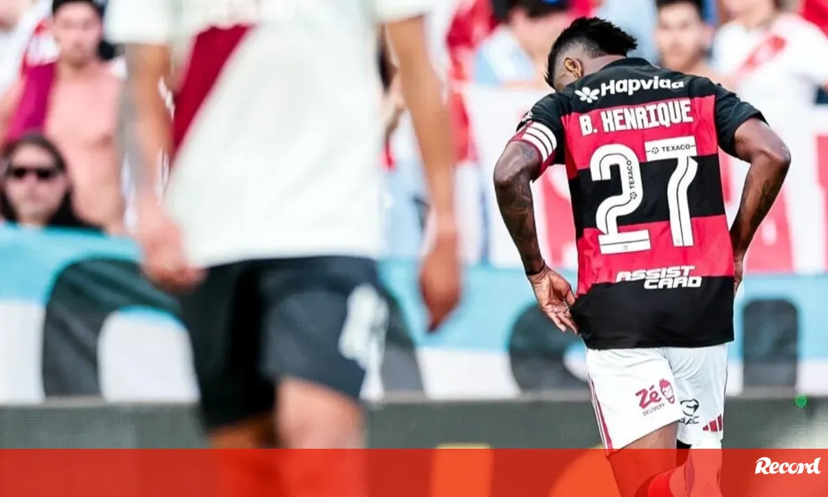 Bruno Henrique alvo de insultos racistas durante jogo com o River Plate no Estádio Algarve