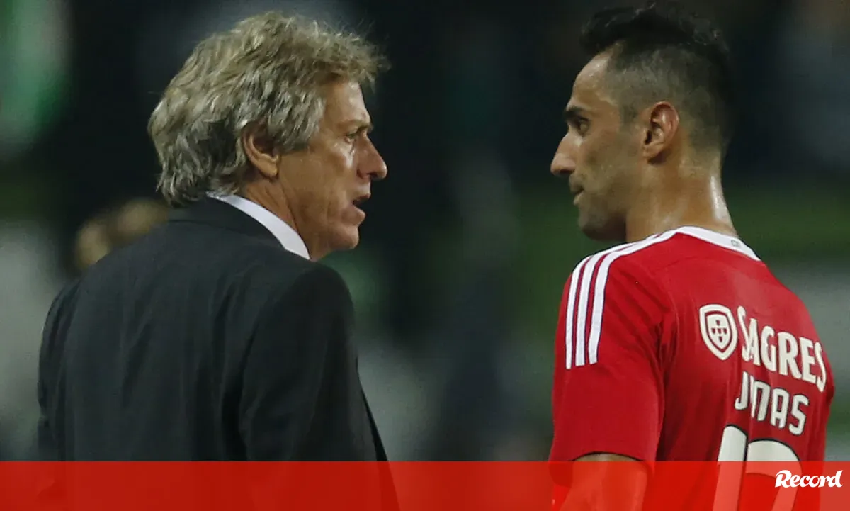 Jonas recorda "ano maravilhoso" com Jesus no Benfica: «Depois foi para o grande rival e começou a 'guerra'...»