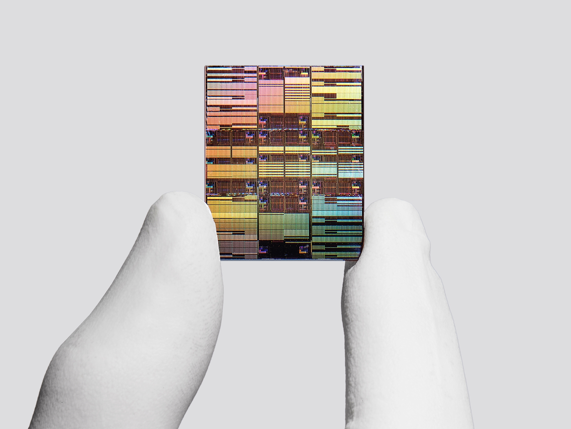 IBM apresenta primeiros chips abaixo de um nanómetro com arquitetura tridimensional