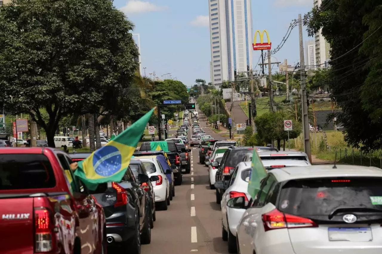 Políticos terão de informar placa de carros abastecidos para carreatas