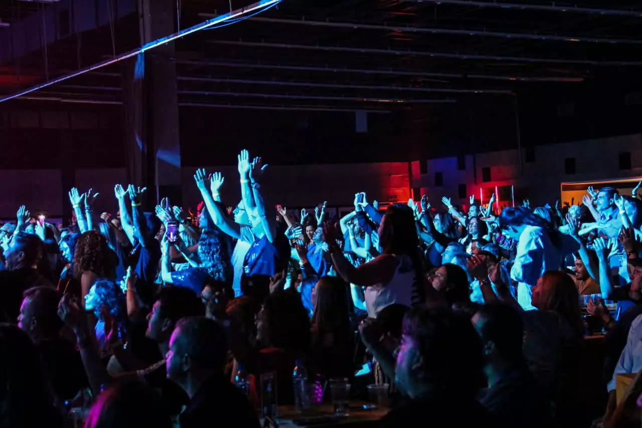 Show de rock combina com mesa? Público dos Titãs responde de pé