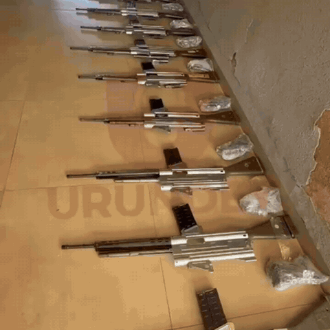 Arsenal com 30 fuzis para abastecer favelas do Brasil é apreendido no Paraguai